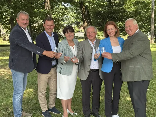 Die Vorstandsmitglieder des neuen Wasserverbands Transportleitung Steiermark Süd Johann Lappi, Daniel Kos, Josef Ober und Anton Weber (v. l.), Landeshauptmann-Stellvertreterin Manuela Khom (3. v. l.) und Landesrätin Simone Schmiedtbauer (5. v. l.) verkünden den Start des Projekts zur Absicherung der Trinkwasserversorgung für den Süden der Steiermark. | Foto: meinBezirk/Barbara Wukovits