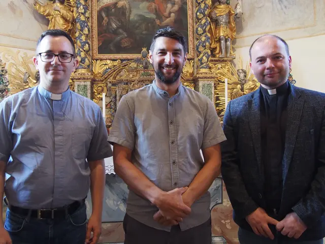 Zwei Geistliche und der Vereinsobmann stehen nebeneinander im Altarraum der Kirche am Lueg: Dekan Gabriel Thomalla, Obmann Florian Kerschbaumer und Pfarrer Fritz Kerschbaumer.