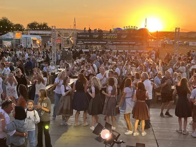 Ausgelassenes Feiern im Abendrot bei der „Sommerwiesn“. | Foto: Mag. Wilma Langer-Bruckner BEd.
