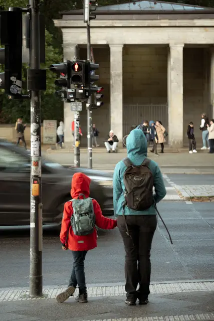 All diese Regeln und Verhaltensweisen können dabei nicht nur am Schulweg geübt werden sondern immer, wenn man mit den Kindern im Straßenverkehr unterwegs ist.  | Foto: pexels / Tim Heckmann