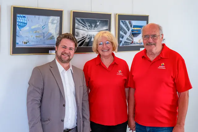 Bürgermeister Daniel Lang (links) mit Christa und Hans Luttinger. Letzterer engagiert sich als Obmann der Mattigtaler Fotoamateure. | Foto: Stadtamt Mattighofen