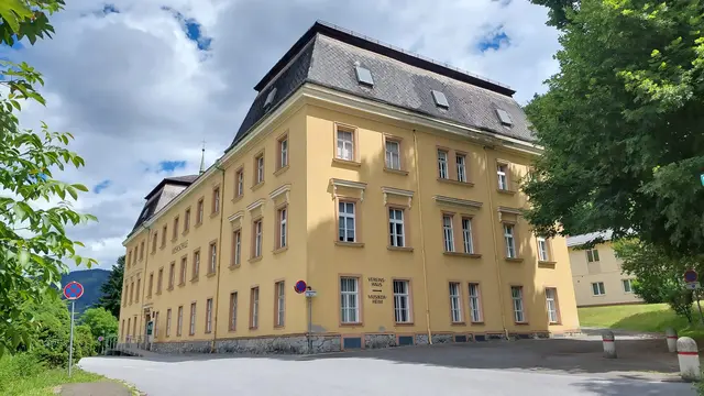 Das in die Jahre gekommene, undichte Dach der Musikschule wird erneuert, um weiteren Schaden am Gebäude zu verhindern. | Foto: Stadt Bruck