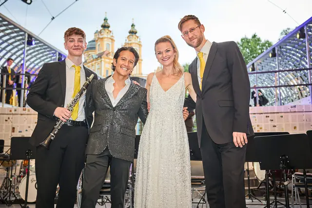 Der 17-jährige Konzertmeister Jonas Steinkogler mit den Solisten Vincent Bueno und Tanja Petrasek sowie Dirigent Martin Fuchsberger. | Foto: Franz Gleiß