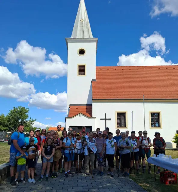 Zahlreiche Pilgerinnen und Pilger nahmen an der vierten Etappe des burgenländischen „Peace Walk“ teil, die von Weingraben über die Burgruine Landsee bis nach Kobersdorf führte. | Foto: Lapatschek Maria
