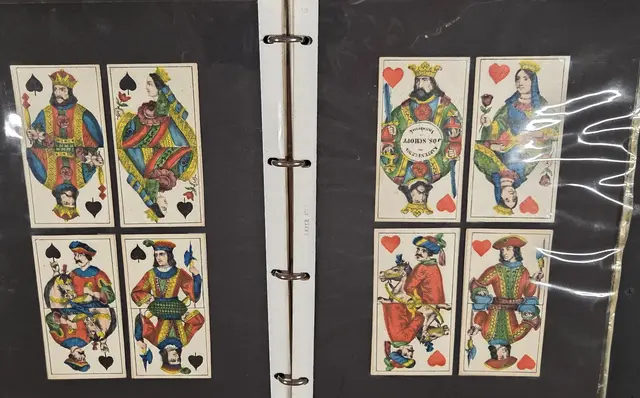 Die von Oskar Chamier dem Museum übereignete aus dem 18./19. Jahrhundert stammende Spielkartensammlung. | Foto: Dr. Heinz Wieser