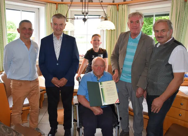  Josef Kasinger junior, Landwirtschaftskammerrat Johann Großpötzl, Enkel Quirin, Landwirtschaftskammerrat Karl Keplinger sowie Bürgermeister und Landwirtschaftskammerrat Georg Schickbauer (v. l. n. r., hinten) freuen sich mit Josef Kasinger senior (vorne, Mitte). | Foto: UBV