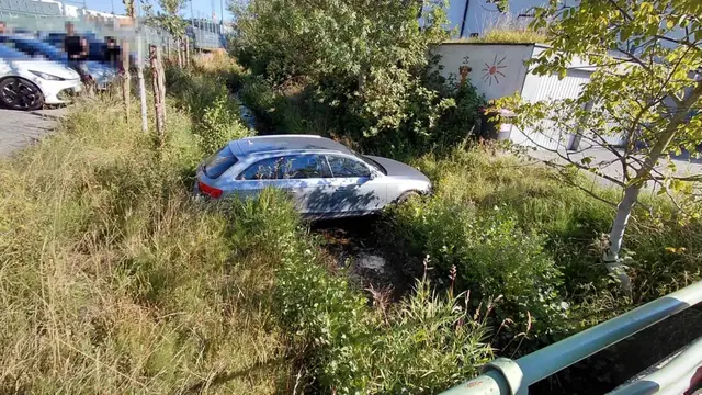 Die Feuerwehr hob das Auto zurück auf den Stellplatz.