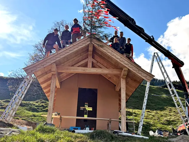 Mit viel Herzblut, Schweiß und Engagement baute die Landjugend Jochberg seit Herbst 2025 an ihrer Kapelle. | Foto: Landjugend Jochberg