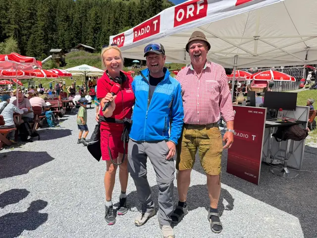 Isabella Krassnitzer mit Interviewpartner Roland Walter, Bergbahnen Kappl (mitte) und Rupert Gupisch, Sunny Mountain Eroebnispark. | Foto: ORF Tirol/Lena Ritter