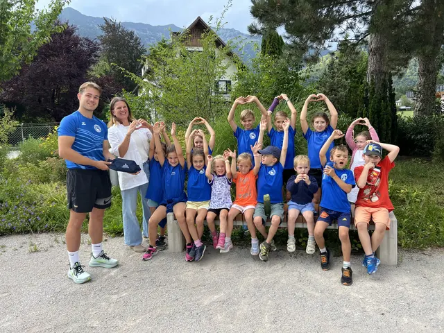 DSG-Kinder- und Jugendtrainer Jonas Streibl, Sabine Beitzke mit den DSG-Laufkids. | Foto: DSG Pfandl