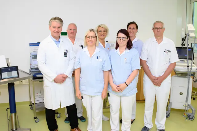 Primar Johann Auer, Leiter der Inneren Medizin I, Bereichsleiter Oliver Hofbauer, Eleonore Degenhart, Edith Bachmayr, Kerstin Feiertag, Bettina Wighart und Oberarzt Franz Gurtner. | Foto: Krankenhaus Braunau