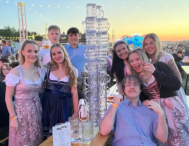 Bierkrugtürme und ausgezeichnete Stimmung auf der „Pump it up Sommerwiesn“. | Foto: Mag. Wilma Langer-Bruckner BEd.