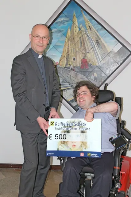 Toni Faber übergab Oliver Norek eine Spende für das BezirksRundSchau Christkind.  | Foto: Zinterhof