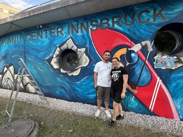 Die Architekturstudenten Philipp Meschik und Ramona Ruf gestalten die Fassade des Kanu-Vereinsheims mit einem farbenfrohen Kajak-Motiv. | Foto: Kendlbacher