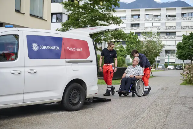 Sicher unterwegs im Alltag: Die Johanniter Tirol begleiten ältere Menschen zuverlässig zu Arztterminen, Freizeitaktivitäten und anderen wichtigen Wegen. | Foto: Alex Schmidt