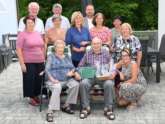 v.l. Johanna und Ernst Siebenhandl, Erika Reiter h.v.l. Petra und Günter, Gerlinde und Erwin Wilhelm, Bgm. Gerlinde Schwarz, gfGR Thomas Grossinger, GR Ulrike Hörhager, Monika Kummer, Anna Rötzer   | Foto: Charly Baumgartner