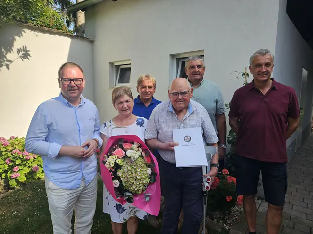 Bürgermeister Franz Aigner, Jubilare Monika und Franz Maringer

Hinten: OV GR Zimmermann Karl, Gerhard Baum (Bauernbund), Walzer Leopold (Bauernbund) | Foto: Marktgemeinde Kirchberg am Wagram