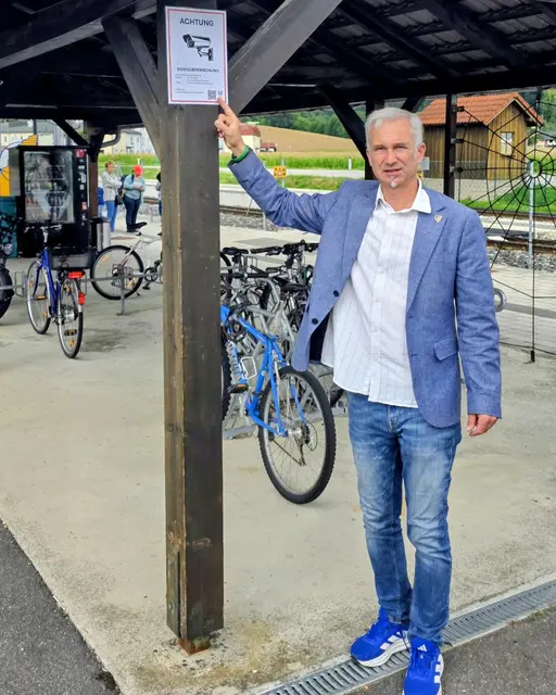 Bürgermeister Strasser weisst auf die neue Videoüberwachung hin. | Foto: GM Weinburg