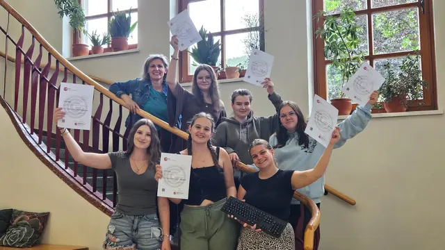 1. Reihe (v.l.n.r.) Schülerinnen Carina Posch, Kerstin Pichler, Lisa Hirschbeck
2. Reihe (v.l.n.r.) IT-Fachlehrerin Martina Piribauer, Schülerinnen Sina Maschek, Anna Jäger, Sophie Pfiehl
 | Foto: LFS Warth