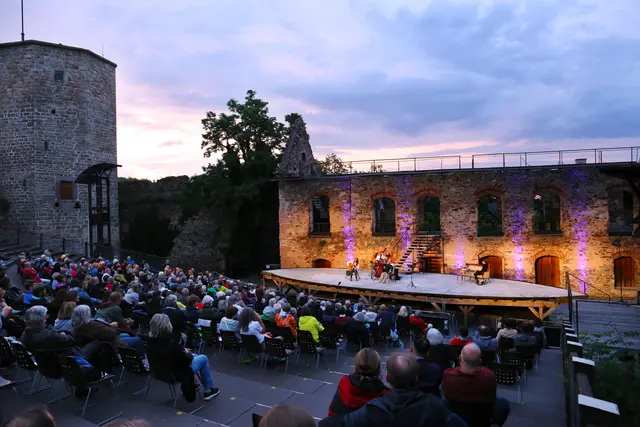 Die "Oper BURG GARS" setzt zum großen Finale ihrer 37. Spielzeit an und sorgt noch einmal für besondere Momente. | Foto: privat
