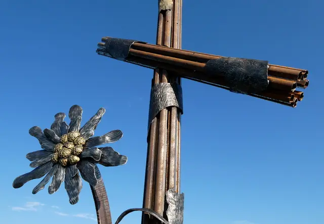 Kreuz mit riesigem Edelweiß