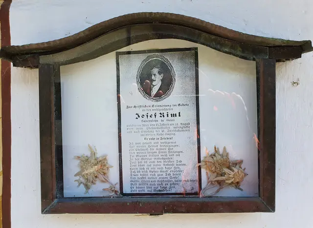 Das in der Wiesenkapelle in Gries im Sulztal angebrachte Sterbebild mit dem am 11. August 1925 beim Edelweißholen verunglückten 25-jährigen Bauernsohn Josef Riml. | Foto: Karin Jäger, 13. August 2022