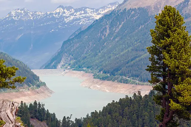 Halbleerer Kaunertaler Speichersee im Frühjahr