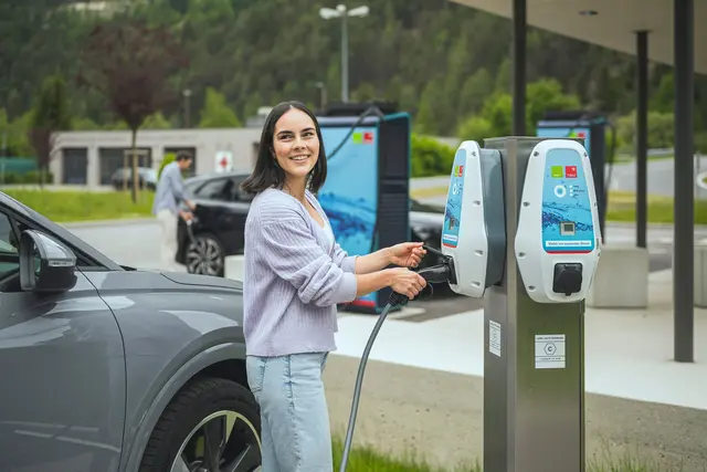 Am 26. Juli ist der letzte "Lade-Frei-Sonntag" der diesjährigen Sommeraktion der TIWAG, bei dem E-Autos an den 620 öffentlich zugänglichen Ladepunkten kostenlos geladen werden können. | Foto: TIWAG/Berger