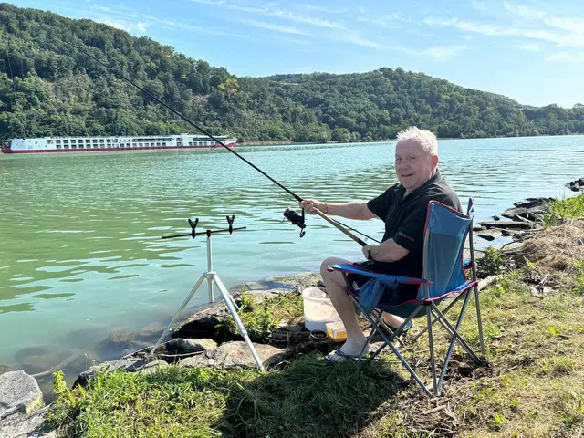 Obmann Reinhold Fehringer fischt seit 50 Jahren an der Donau und beobachtet die Entwicklung der Fischbestände mit Sorge.
