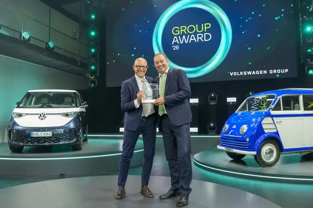 Stefan Mecha (li.), Vorstandsvorsitzender von Volkswagen Nutzfahrzeuge, übergibt den Award an Rob van Gils, Geschäftsführer der HAI-Gruppe. | Foto: VW Group