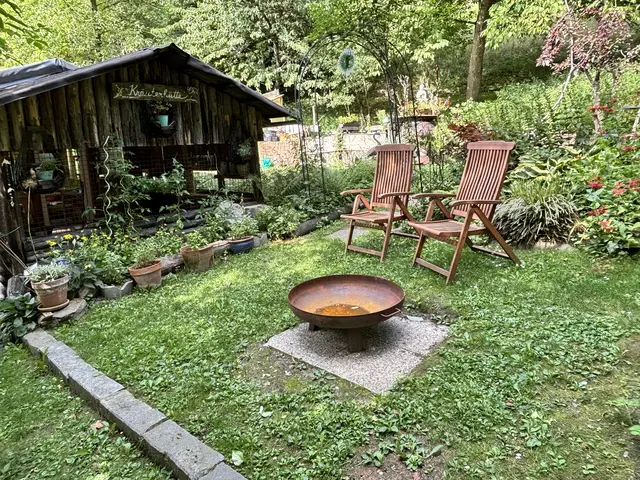 Hier steht die "Dicke Berta" bei den Workshops und die Teilnehmerinnen und Teilnehmer können im grünen Umfeld vom Alltag abschalten. | Foto: MeinBezirk/Astrid Moder
