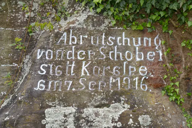 Die historische Inschrift dokumentiert die Gesteinsmure vom 7. September 1916. Durch das langsame Einsinken des Felsblocks befindet sie sich heute nur noch knapp über dem Boden. | Foto: Privat