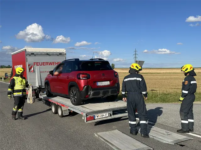 Mithilfe des Abschleppanhängers wurde das Unfallfahrzeug geborgen und von der Einsatzstelle verbracht. | Foto: FF Göpfritz an der Wild