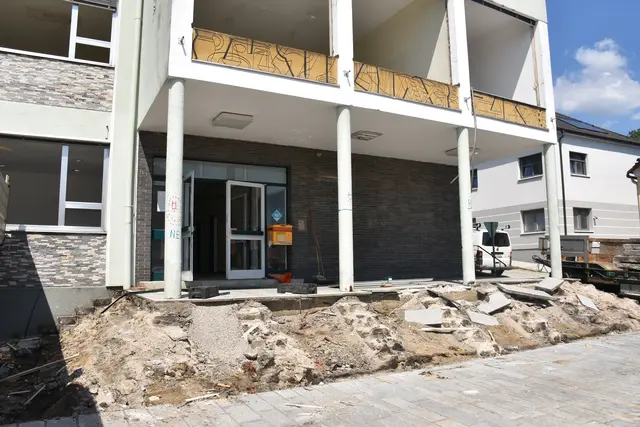 Nach knapp 60 Jahren hat das Gemeindehaus in Pabneukirchen mit Gemeindeamt, Polizeistation, Wohnungen, Heimatstube, Büro für Wassergenossenschaft und mit einem Frisiersalon (ehemals Postamt) ausgedient.  | Foto: Zinterhof