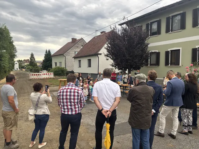 Zahlreiche Gäste verfolgten den offiziellen Spatenstich für den Neubau  | Foto: Alexander Schmaranzer/MeinBezirk
