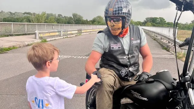 Gemeinsam mit der Polizei und dem Motorradclub des Vaters "Nomads" ging es zum Restaurant "Himmel &amp; Wasser". | Foto: Maria S.