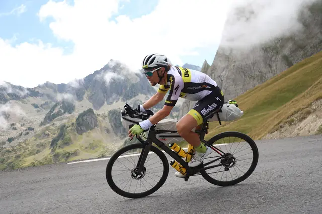 Ein Radfahrer ist auf einer Bergstrecke unterwegs