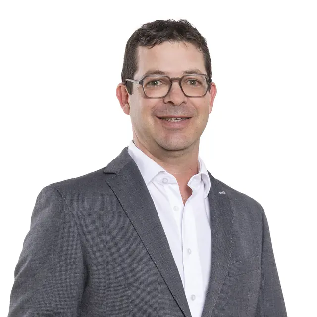 Hermann Covi, Berufsgruppensprecher der Sprachdienstleister in der Wirtschaftskammer Tirol, warnt vor automatischen Übersetzungen ohne professionelle Qualitätskontrolle. | Foto: Die Fotografen