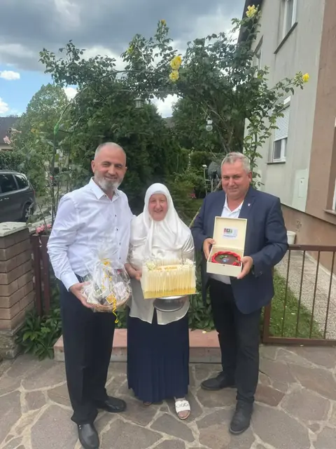Bernhard Karnthaler gratulierte Milazim und Zulixhe Tafallari zur Goldenen Hochzeit. | Foto: Marktgemeinde Lanzenkirchen