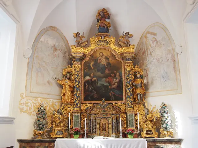 Ein prachtvoller, barocker Hochaltar mit reicher Goldverzierung, einem zentralen Ölgemälde, Heiligenstatuen und Kerzenständern mit Resten von Fresken.