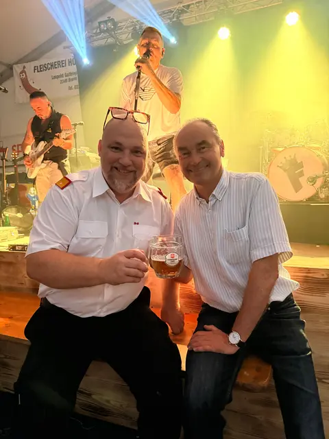 Bieranstich mit Kommandant Martin Sipser und Andreas Linhart.  | Foto: Johanna Hoblik/Gemeinde Brunn