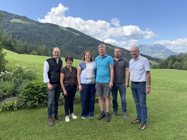 LK-Präsident Josef Hechenberger, LK-Vizepräsidentin und Landesbäuerin Helga Brundschmid, Bezirksbäuerin Bettina Aufhammer-Straif, Robert Straif, LK-Bezirksstellenleiter Jakob Bergmann und Bezirksobmann Josef Fuchs (v. li.). | Foto: Johanna Bamberger