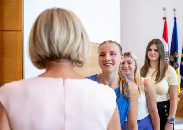 Vom Klassenzimmer ins Büro: Für rund 180 junge Menschen beginnt mit dem Ferialjob beim Land ein erster Schritt in die Berufswelt.
 | Foto: NLK Burchhart