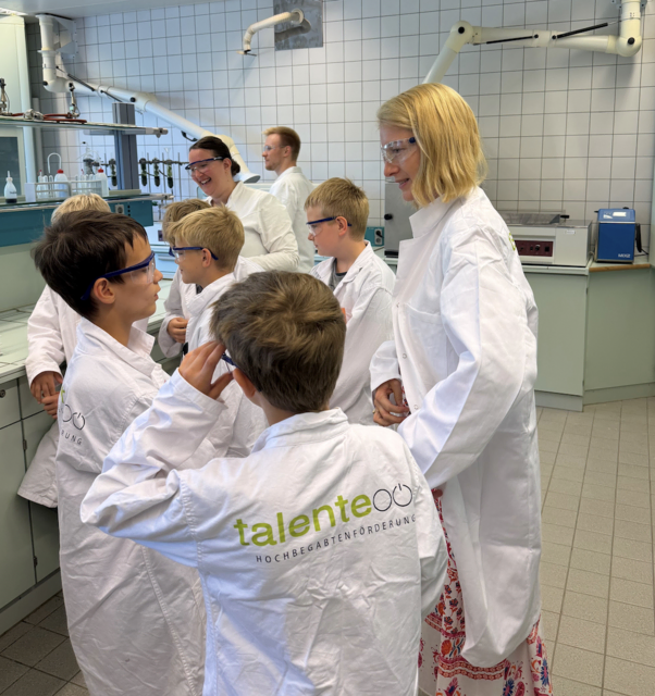 Landeshauptmann-Stellvertreterin Christine Haberlander, Präsidentin von Talente OÖ, beim Lokalaugenschein in der Sommerakademie. | Foto: Land OÖ