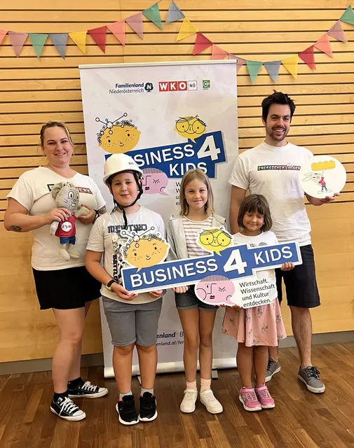 Forschen, staunen, ausprobieren: Beim EVN-Workshop entdeckten Tobias, Adele und Anna gemeinsam mit Melanie Scheucher und Michael Wagner, wie vielfältig Energie-Themen sein können. | Foto: Familienland Niederösterreich GmbH