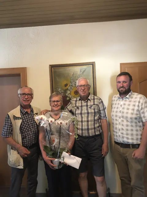 Bürgermeister Roman Sigmund, Eva Tucek, Roman Tucek Vize Josef Breuer bei der Geschenksübergabe. | Foto: Gemeinde
