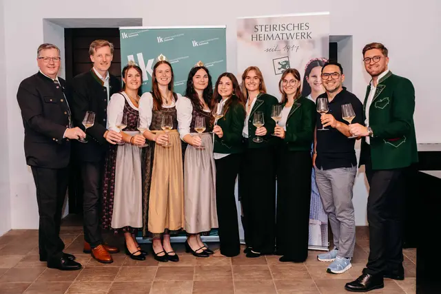 Die neuen Weinbotschafterinnen wurden heute der Öffentlichkeit präsentiert. Am Bild v.l.n.r.: Kammerpräsident Andreas Steinneger; Weinbauchef Martin Palz; die noch amtierenden Weinhoheiten Lea, Magdalena I. und Antonia; die neuen Weinhoheiten Sandra, Cäcilia I. und Julia; Weinbaupräsident Stefan Potzinger und Simon Koiner-Graupp | Foto: LK Steiermark/Danner