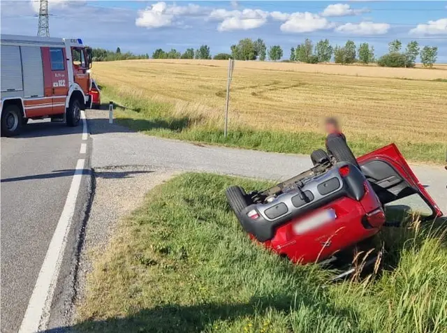 Der PKW kam nach der Ausfahrt aus dem Kreisverkehr Allwangspitz von der Fahrbahn ab und blieb im Straßengraben auf dem Dach liegen. | Foto: FF Göpfritz an der Wild