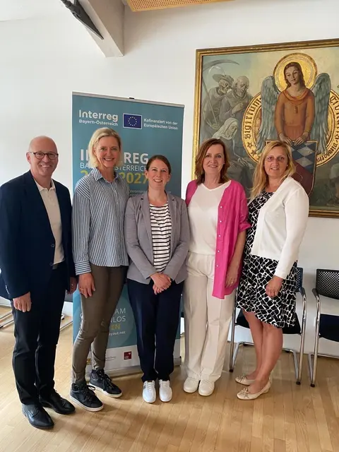 Kaspar Sammer, Kathrin Braumandl (beide EUREGIO Bayerischer Wald -
Böhmerwald - Unterer Inn), Jennifer Daferner (RMOÖ), Dana Biskup (EUREGIO Bayerischer Wald - Böhmerwald - Unterer Inn), Romana
Sadravetz (RMOÖ). | Foto: RMOÖ