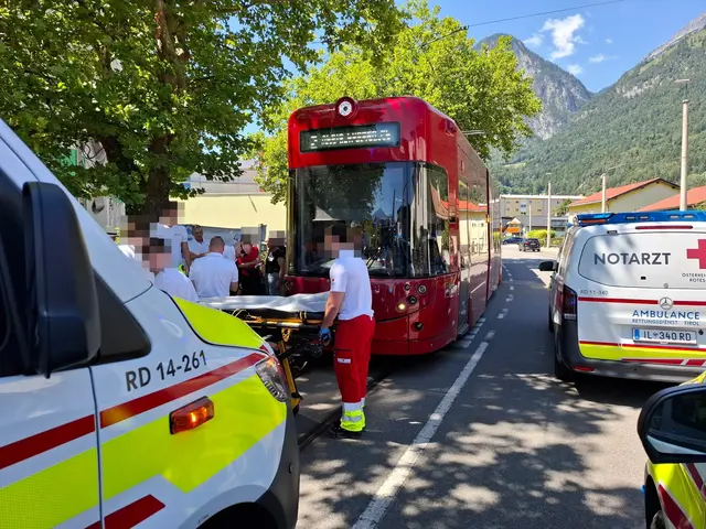 In der Technikerstraße in Innsbruck wurde ein Fußgänger von einer Straßenbahn erfasst und verletzt. | Foto: Rotes Kreuz Innsbruck